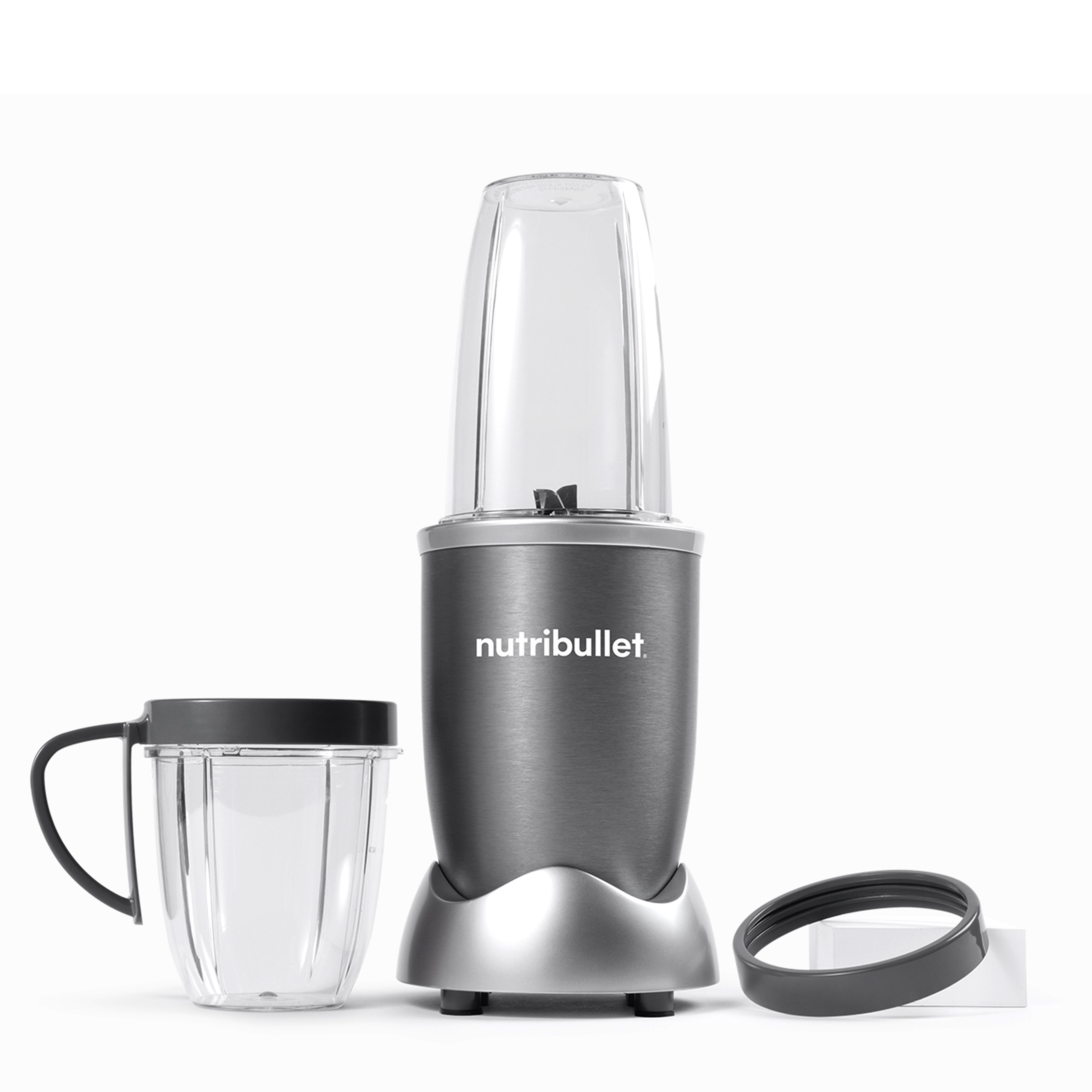 Ein grauer Nutribullet-Mixer mit einem transparenten Behälter und zusätzlichem Zubehör.