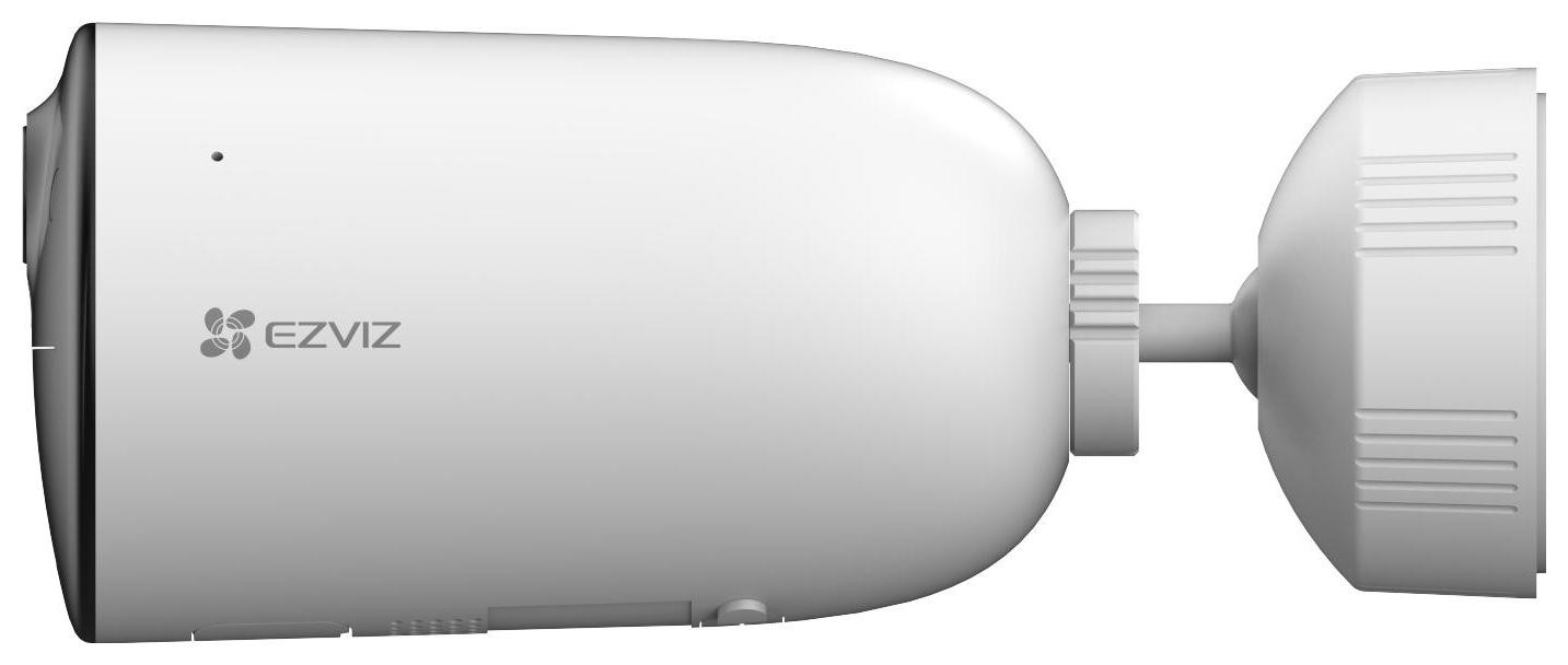 Biała kamera bezpieczeństwa EZVIZ. Widok z boku, zamontowana na białym wsporniku.
