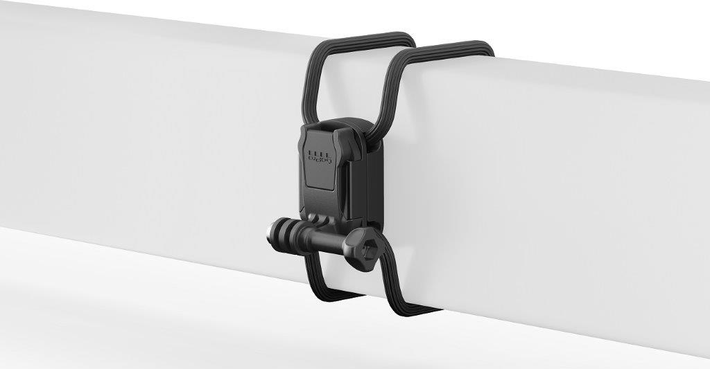 Fekete GoPro kamera tartó egy fehér csövön. A tartó fekete pántokkal rögzül a csőhöz.