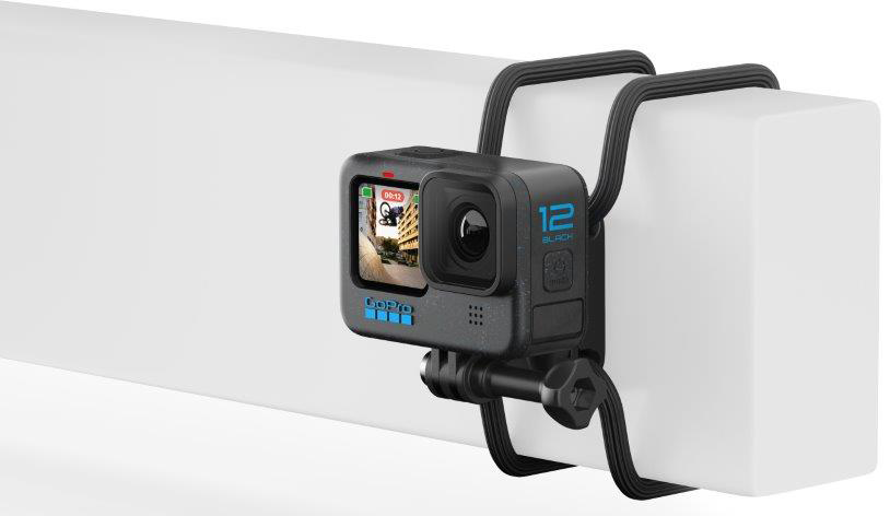 Fekete GoPro kamera fekete pántokkal egy fehér gerendán.