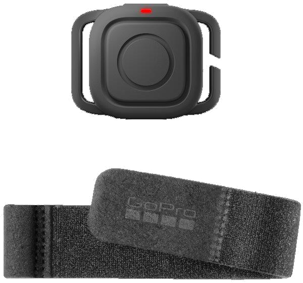 Egy fekete GoPro távirányító és egy fekete pánt, fehér háttér előtt.