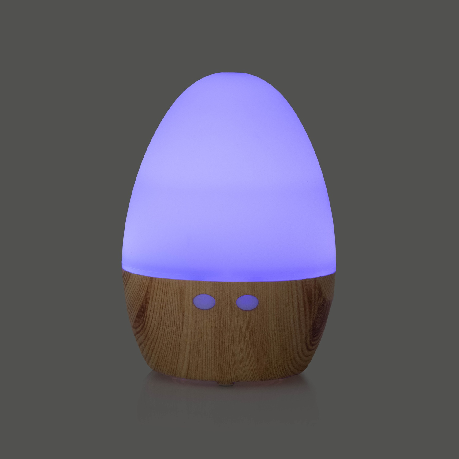 Una lampada a forma di goccia con base in legno e top viola brillante.