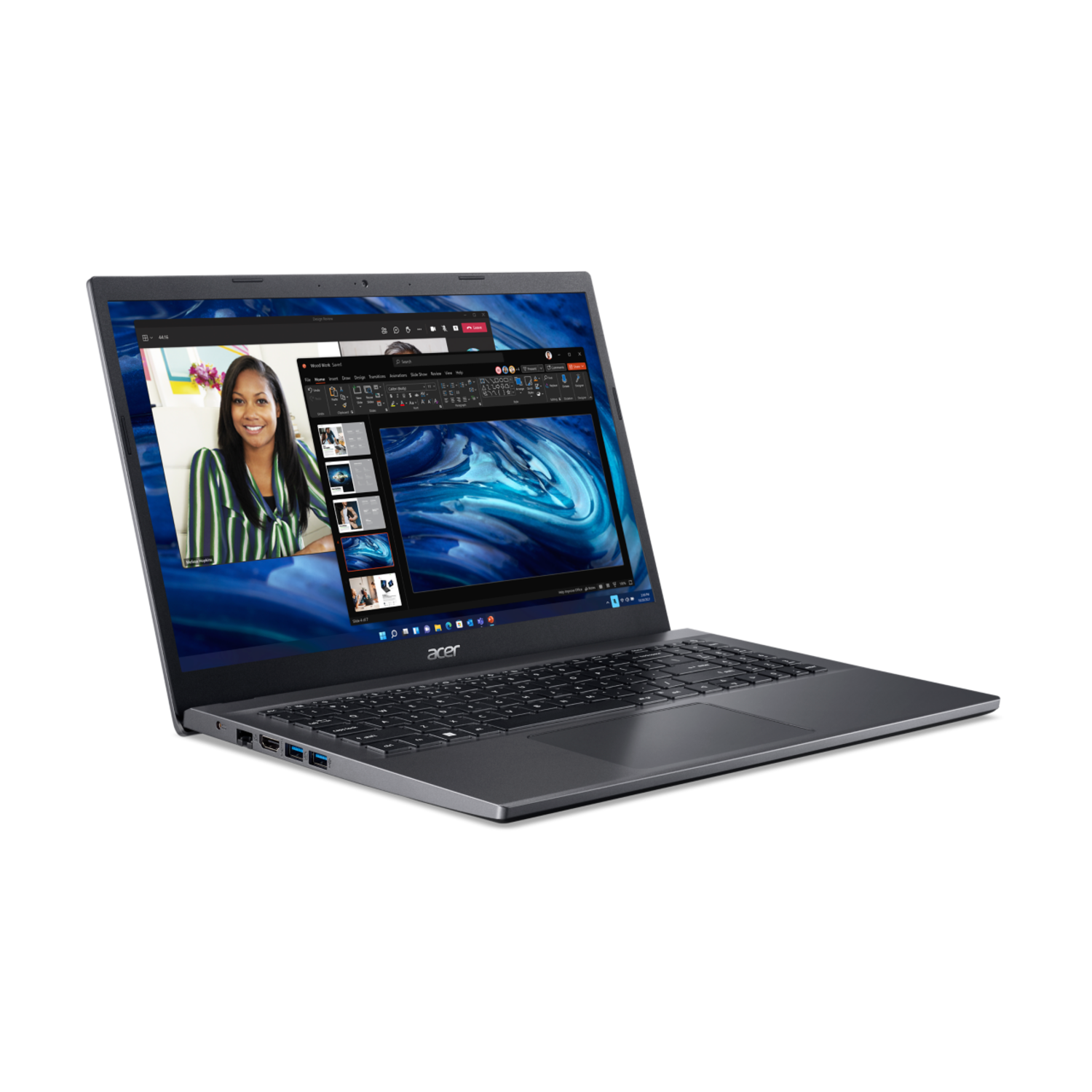 Een laptop met een scherm waarop een vrouw in een videogesprek te zien is. De achtergrond is zwart.
