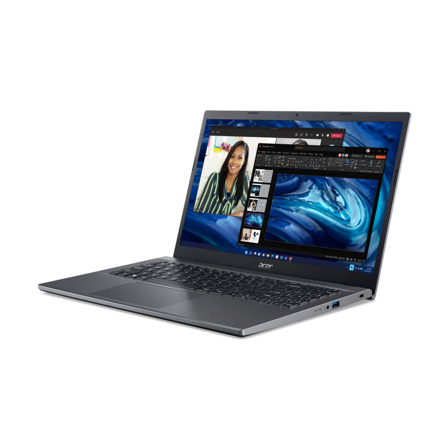 Laptop op een bureau, met een videogesprek. Een vrouw is op het scherm te zien.