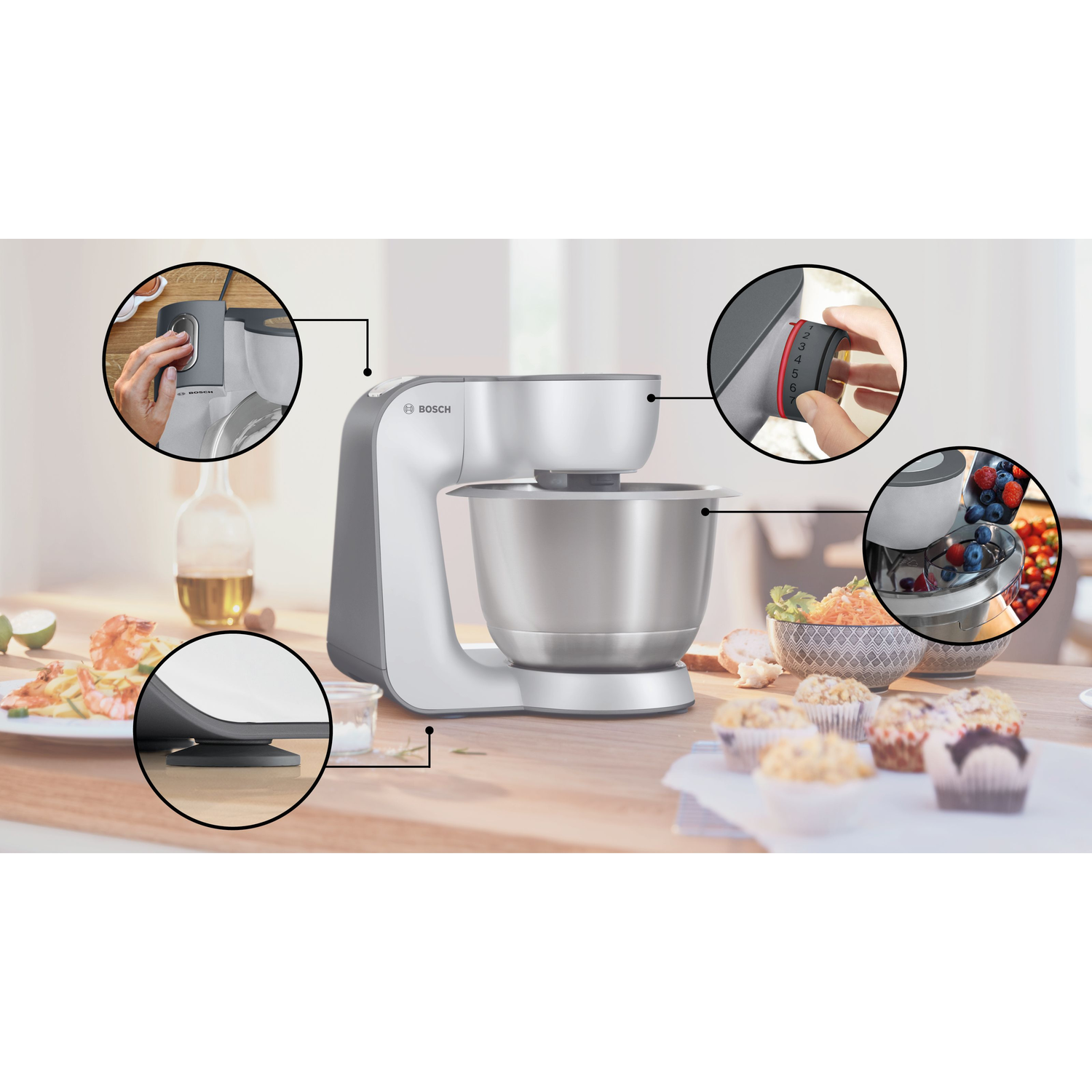 Robot de cuisine avec accessoires. Il est argenté et blanc, avec des bols et des ingrédients.