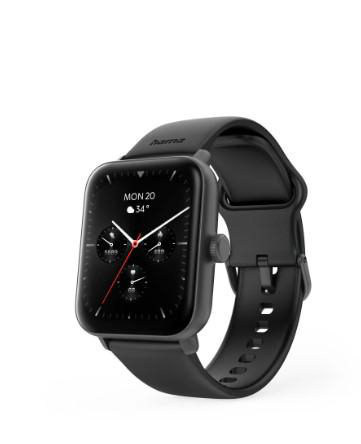 Schwarze quadratische Smartwatch mit schwarzem Armband, zeigt Zeit und Datum, vor weißem Hintergrund.