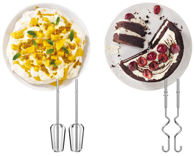 Két tányér desszertekkel és mixerekkel. Az egyiken mangó, a másikon sütemény van.