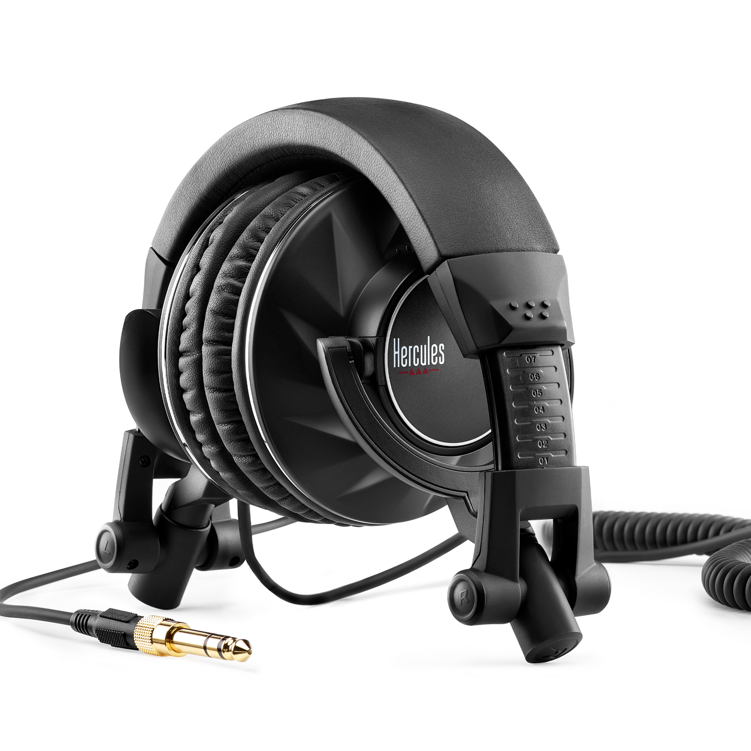 Zwarte Hercules-koptelefoon met een vergulde jackplug. De koptelefoon staat op een witte achtergrond. De kabel is opgerold.