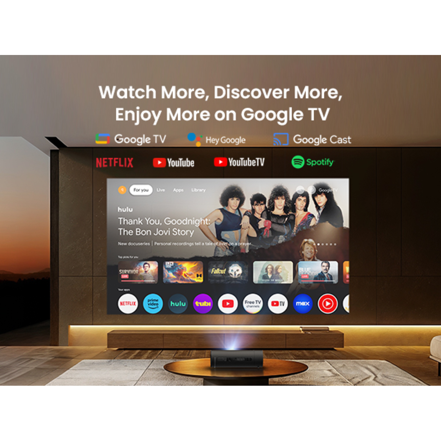 Een tv-scherm toont de Google TV-interface. Een projector projecteert licht op de muur.