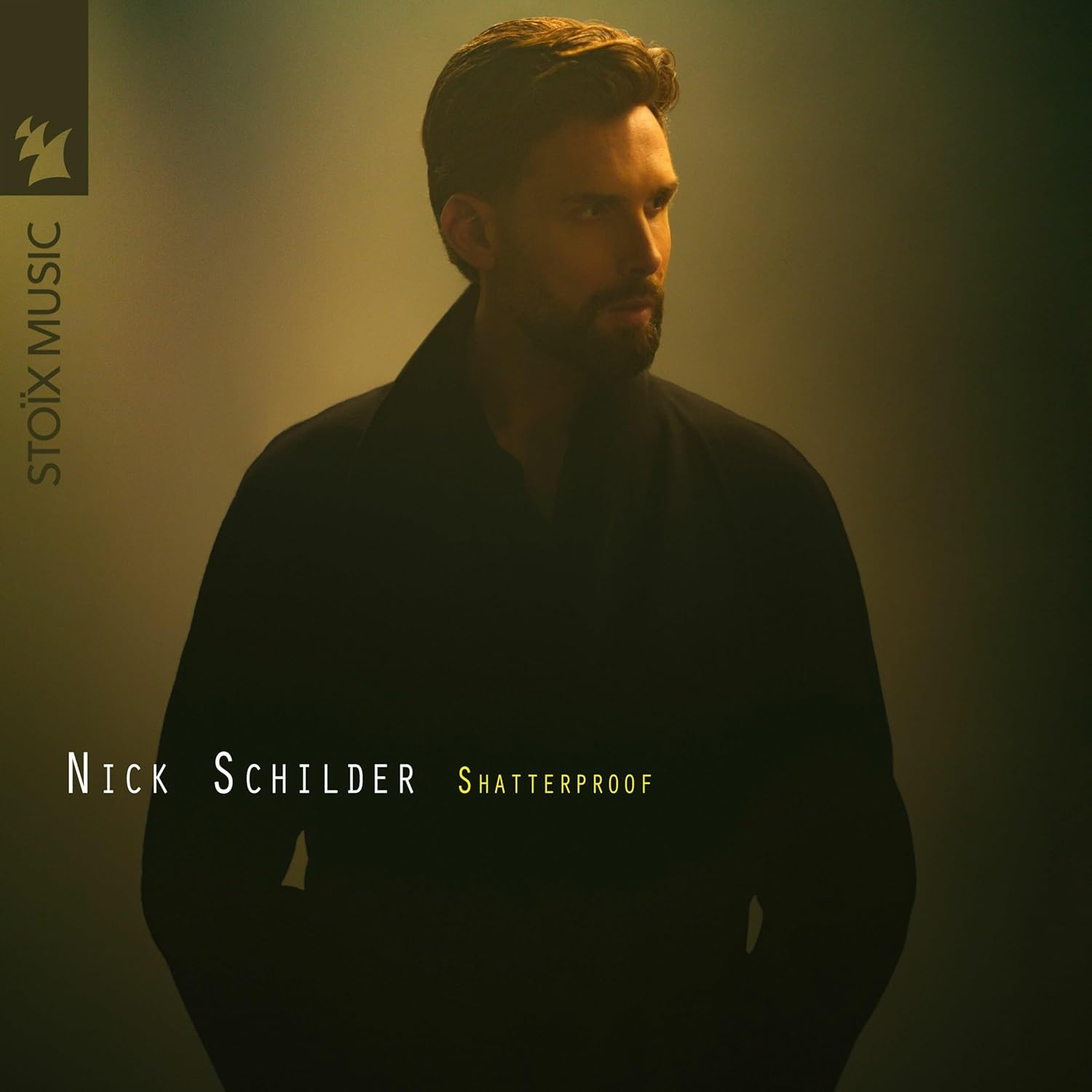 Album borító. Sötét kabátos férfi elnéz. 'Nick Schilder' és 'Shatterproof' szöveg. Stoix Music logó a bal felső sarokban.