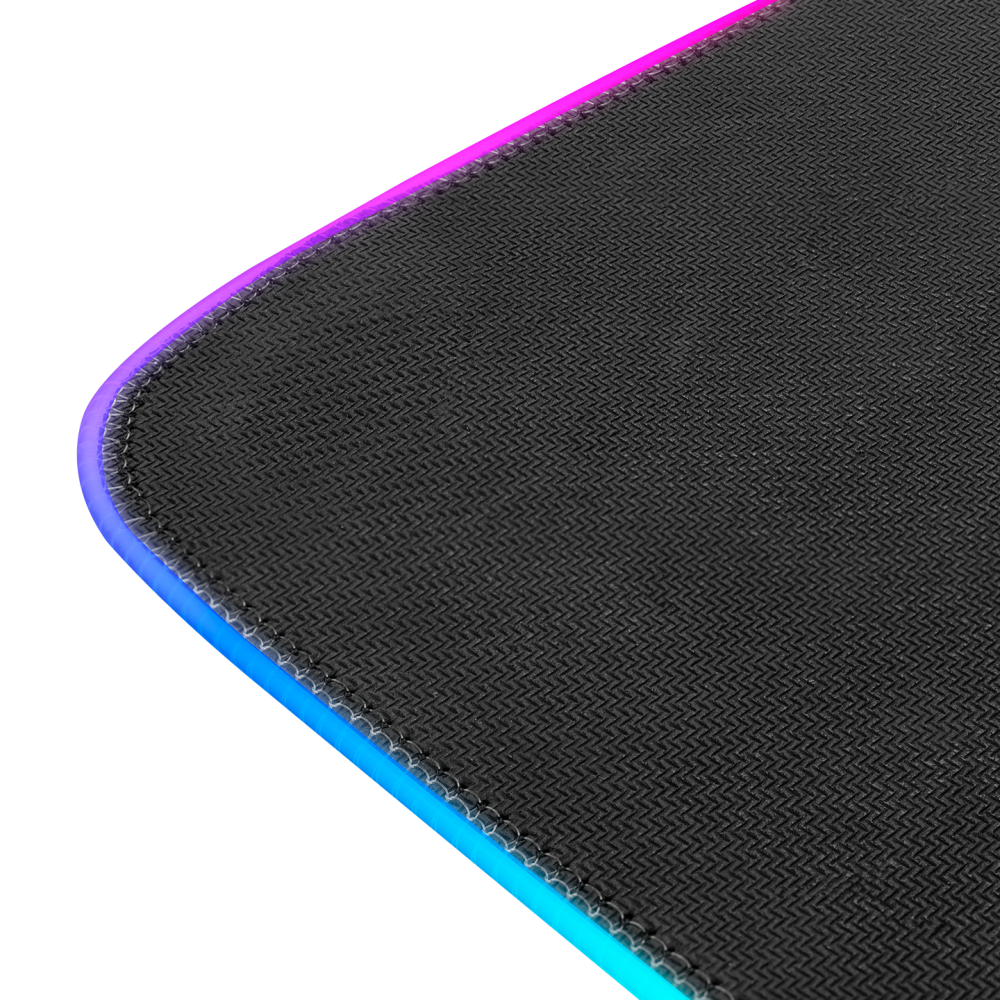 Siyah yüzeyli ve renkli LED kenarlı bir mouse pad.