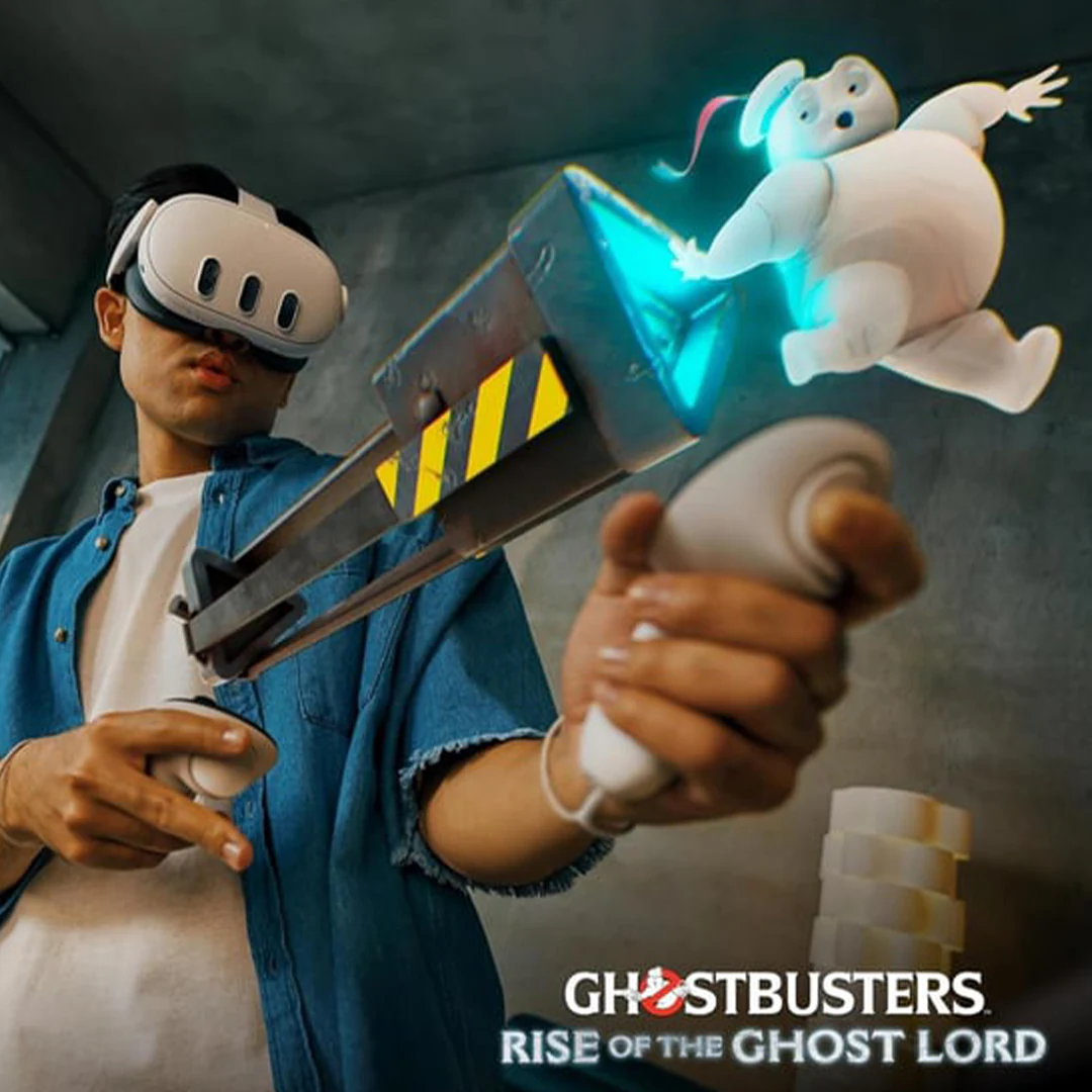 VR gözlüklü bir adam, çizgi film hayaletli bir Ghostbusters proton paketi tutuyor.
