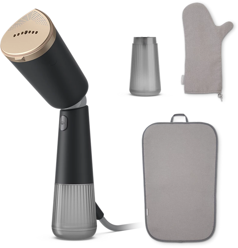 Un ferro da stiro a vapore con accessori: un contenitore d'acqua, un guanto e una borsa.