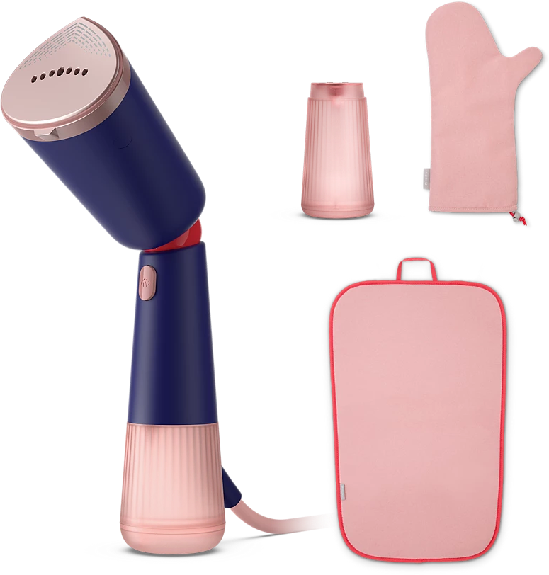 Set aus blauem und pinkfarbenem Handdampfer, Becher, Fäustling und rosa Reisetasche.