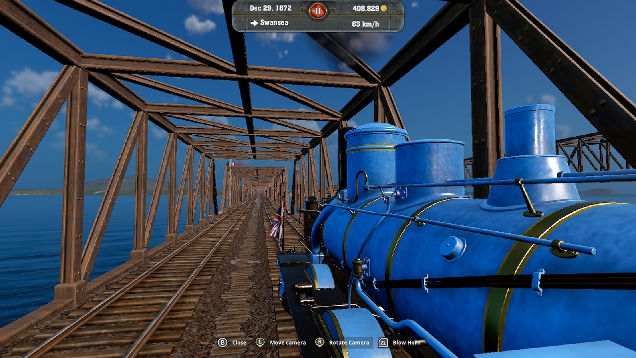 Un train bleu traversant un pont au-dessus de l'eau, dans un cadre de jeu vidéo.