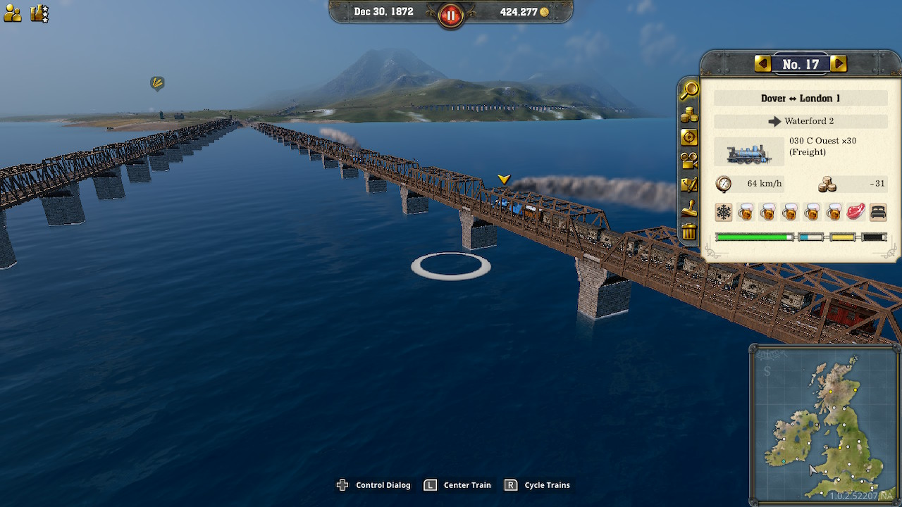 Un train traverse un pont sur l'eau dans une scène de jeu vidéo.