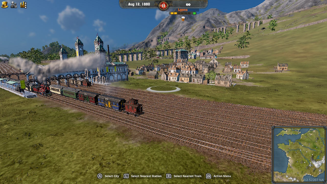 Un train est à une gare dans un paysage. L'interface du jeu est visible.