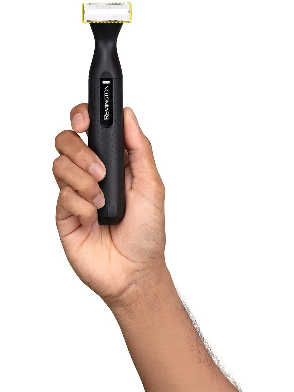 Beyaz arka plan üzerinde siyah ve gümüş renkli bir Remington elektrikli tıraş makinesi tutan bir el.