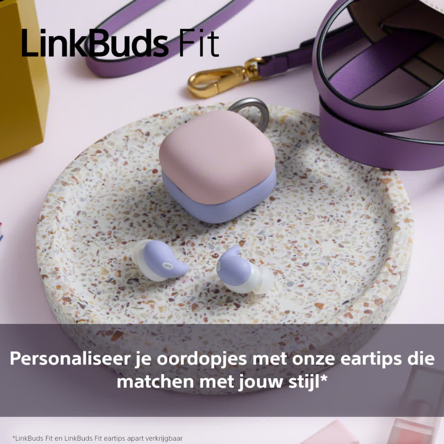 Oordopjes en oplaadcase op een decoratief oppervlak, met Nederlandse tekst: 'Personaliseer je oordopjes'.