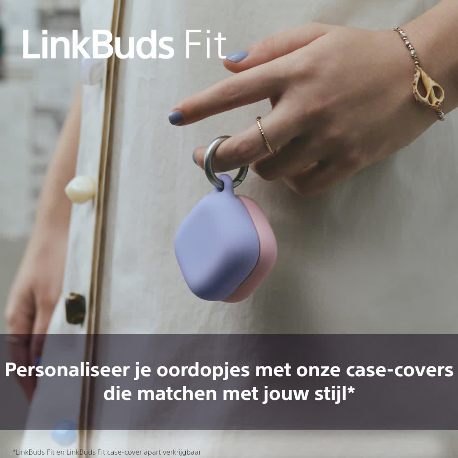Hand die een hoesje met oortelefoons vasthoudt, met tekst over personalisatie.