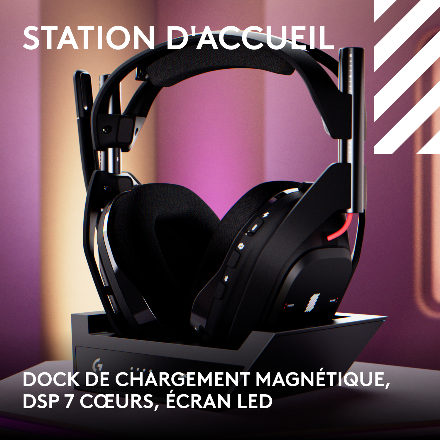 Casque de jeu noir sur une station de charge noire, avec du texte. Fond violet et rose.