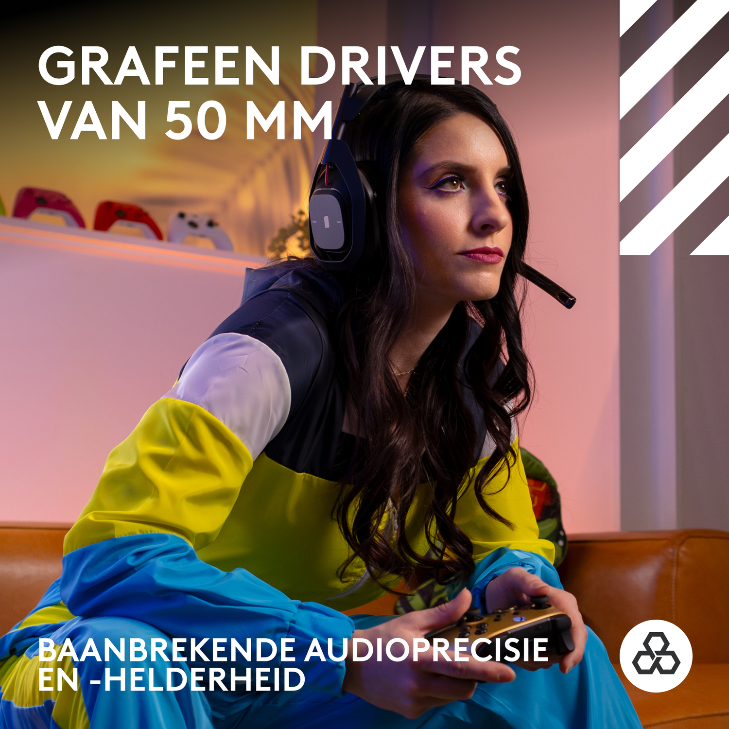 Woman wearing headset, holding gamepad, and playing a video game, text in Dutch.