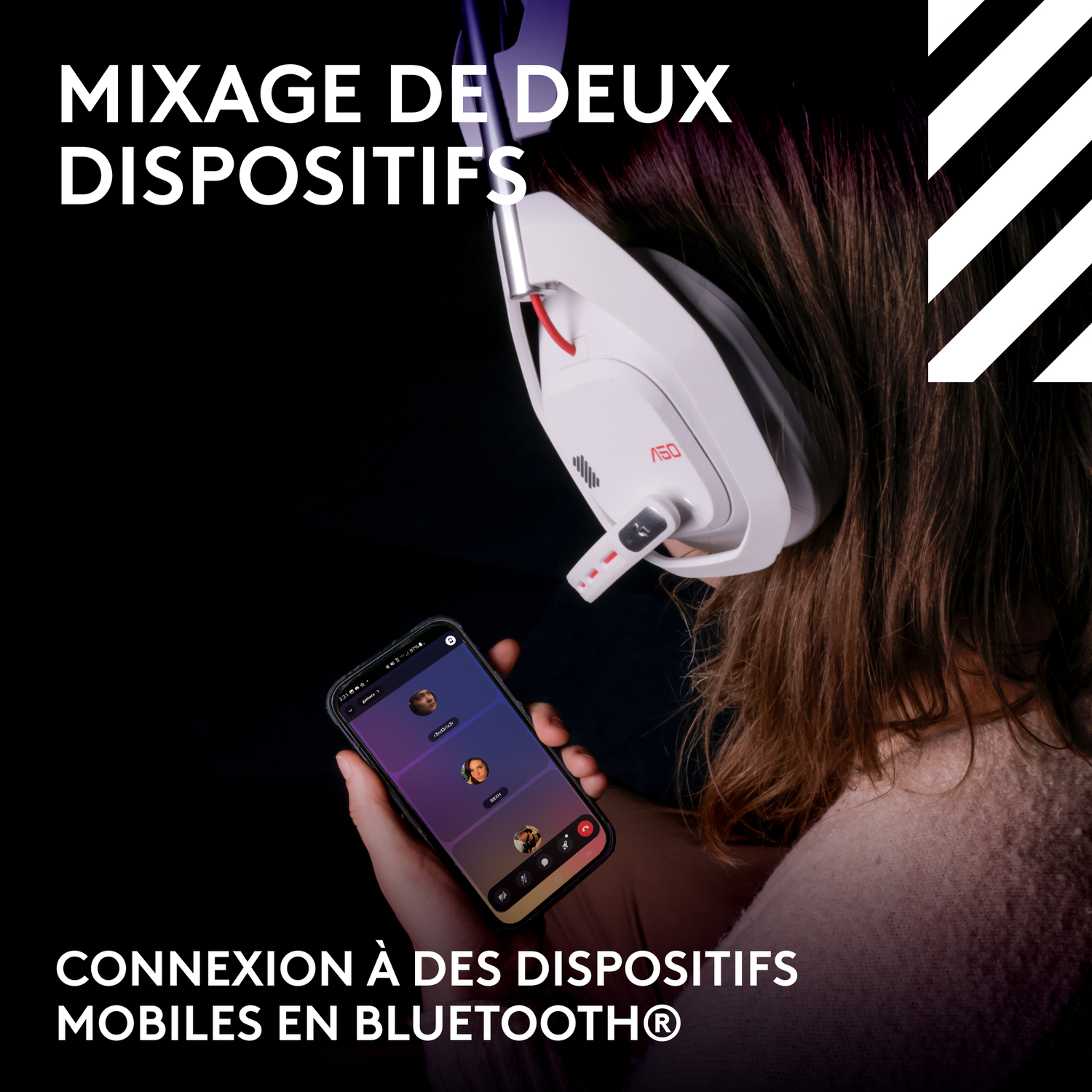 Une personne portant un casque blanc, tenant un téléphone affichant une interface d'appel vidéo. Texte superposé.