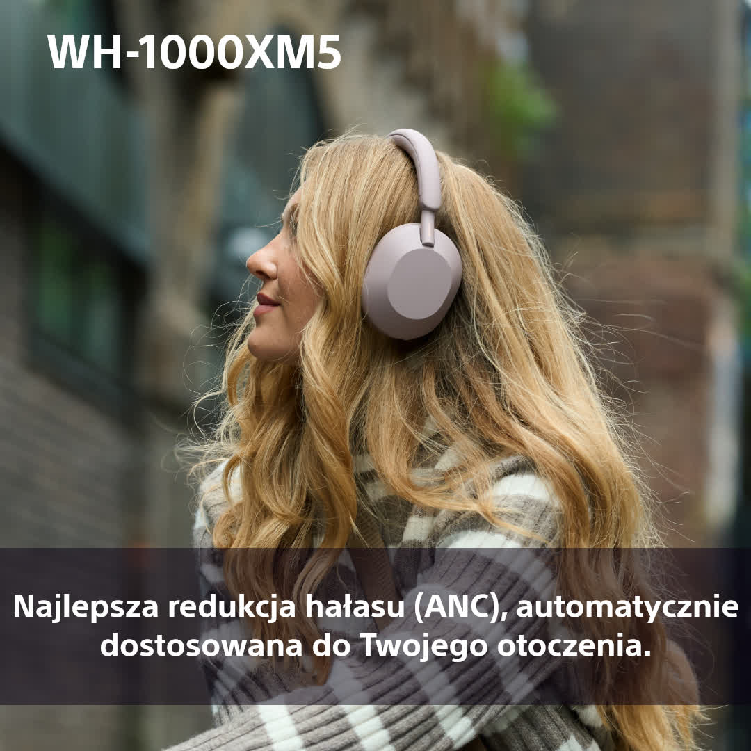 Blondynka w różowych słuchawkach, tekst: WH-1000XM5. Tło to rozmyta ulica.