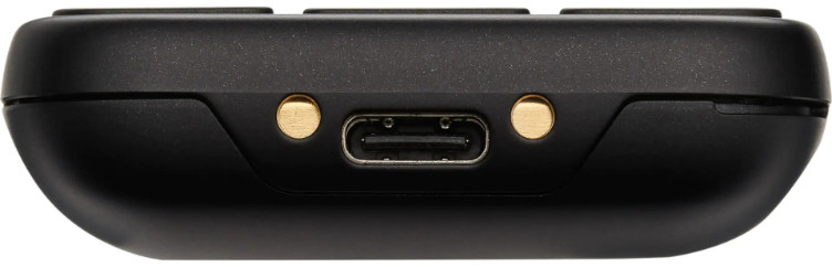 Zbliżenie małego czarnego urządzenia z portem USB-C i dwoma złotymi stykami.