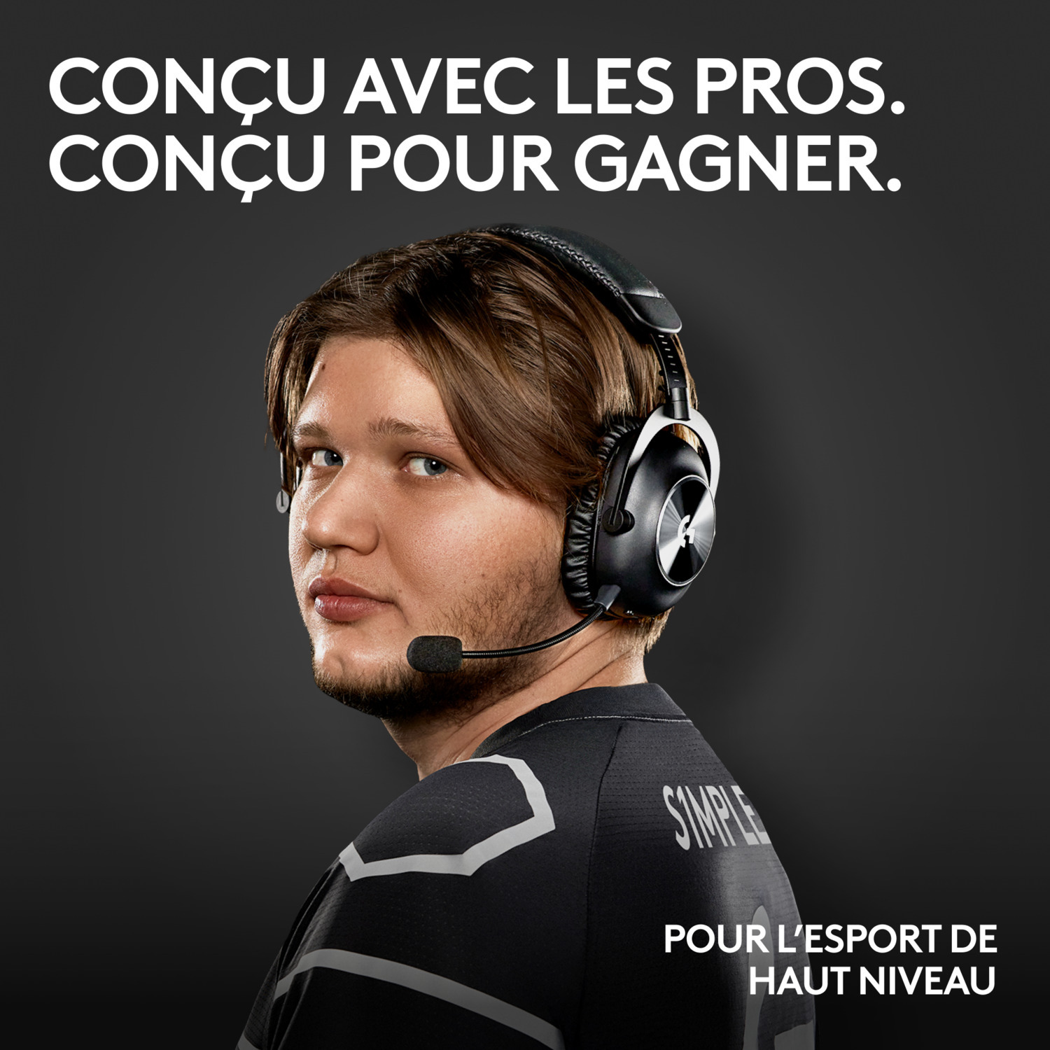Un homme portant un casque et un microphone, faisant la promotion d'un casque de jeu, regarde la caméra.
