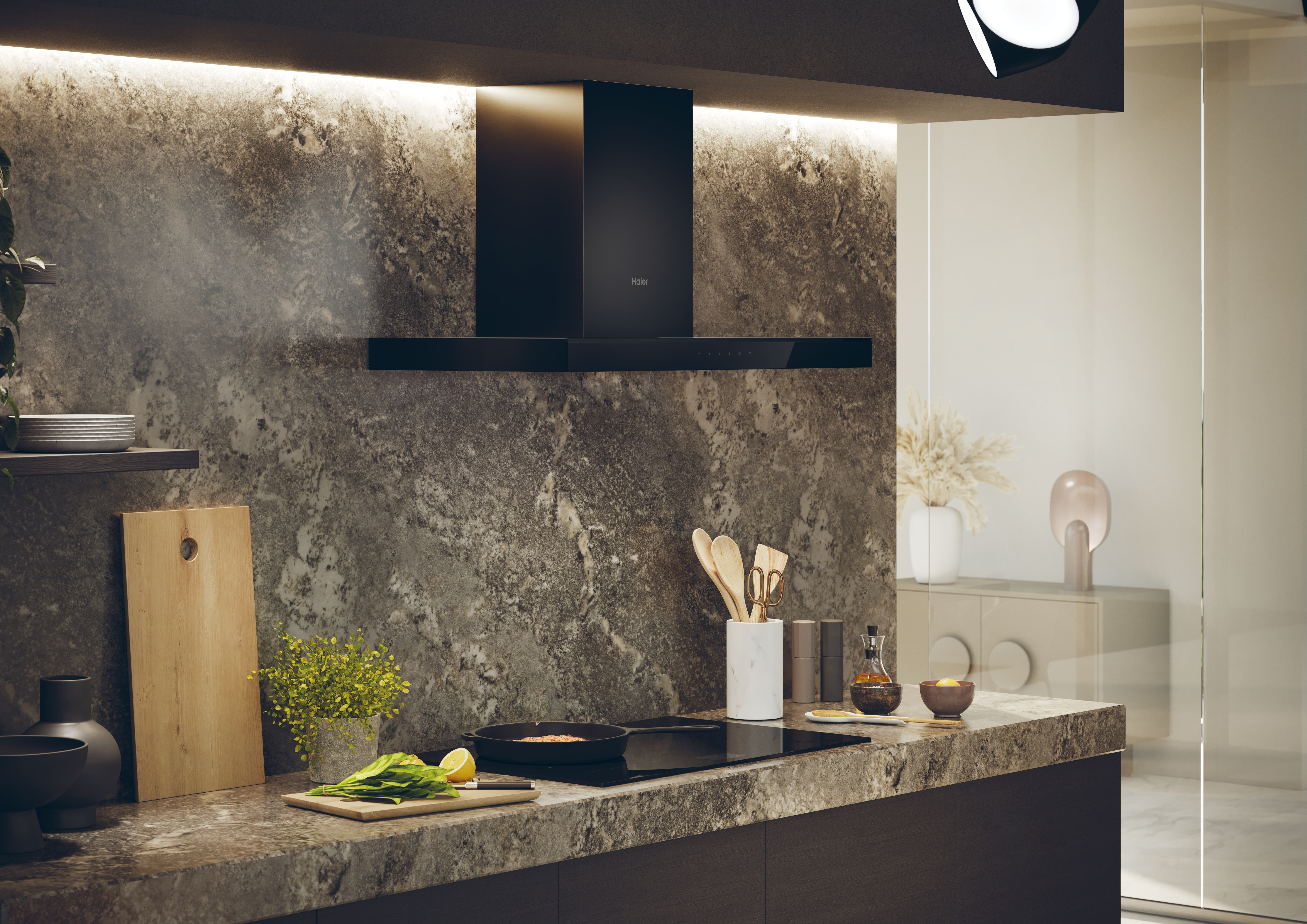 Una cocina moderna con campana extractora negra, electrodomésticos y encimera.