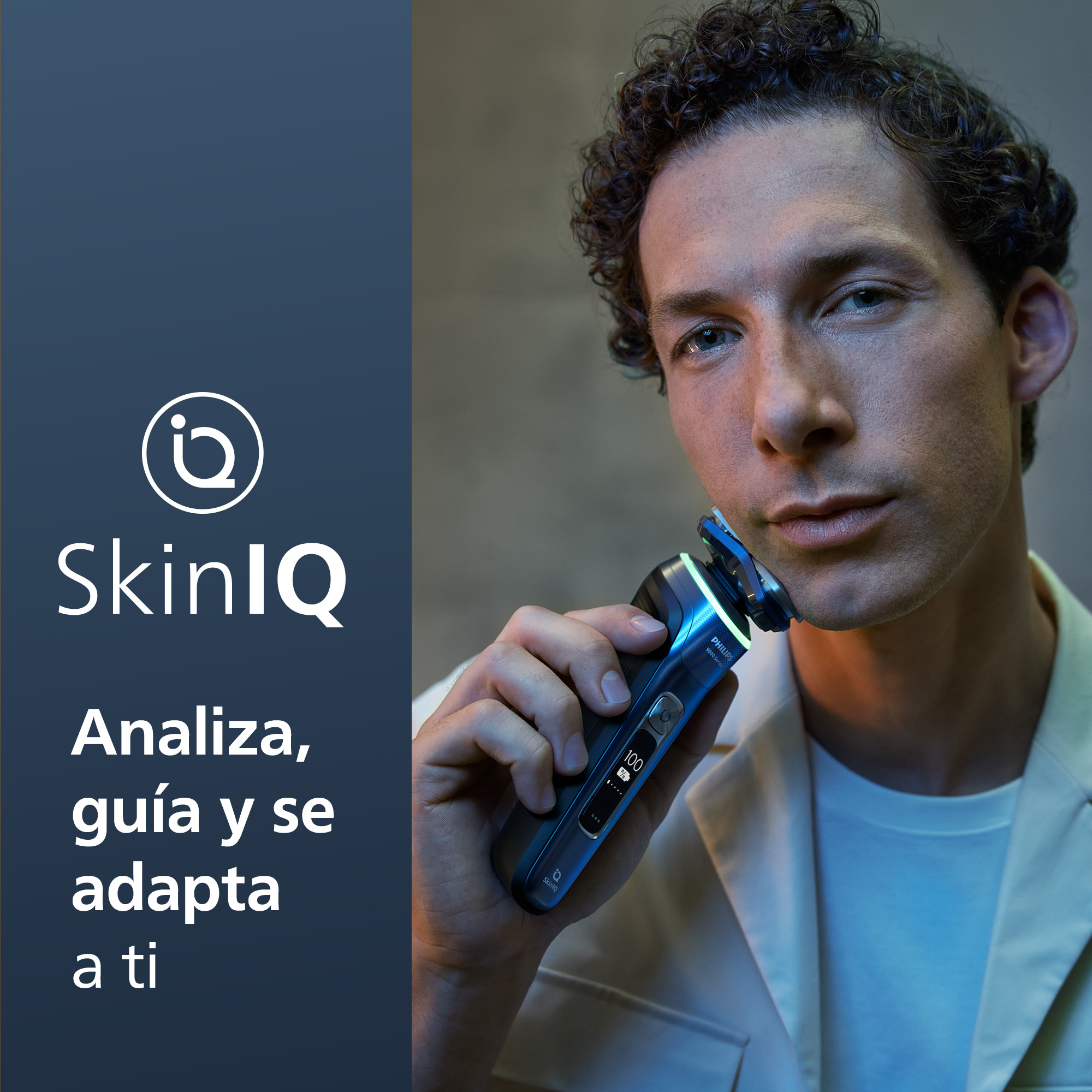 Un hombre usando una afeitadora. La afeitadora tiene una pantalla que muestra '100'. El logo SkinIQ está a la izquierda.