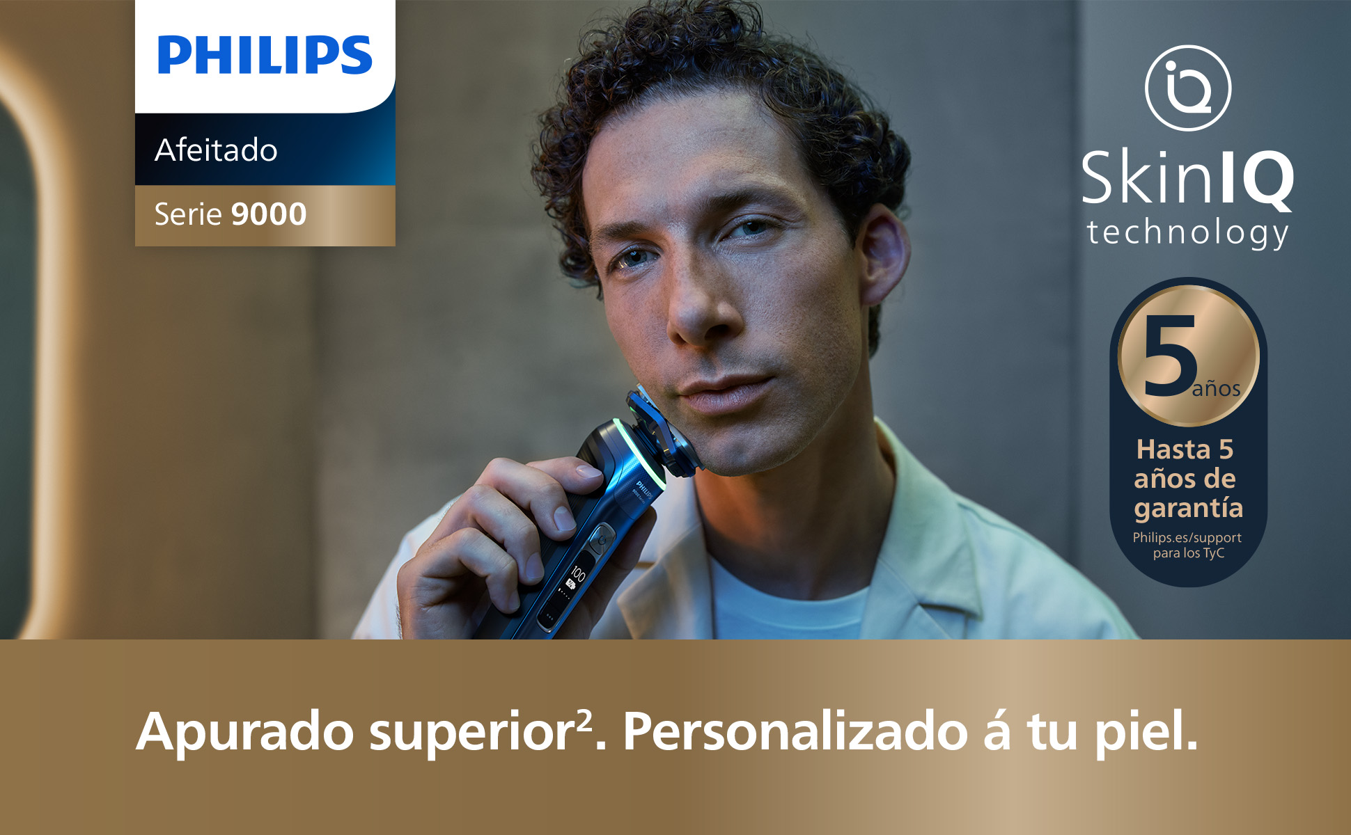 Un hombre se afeita con una afeitadora azul Philips. Texto: "Tecnología SkinIQ" y "5 años de garantía".