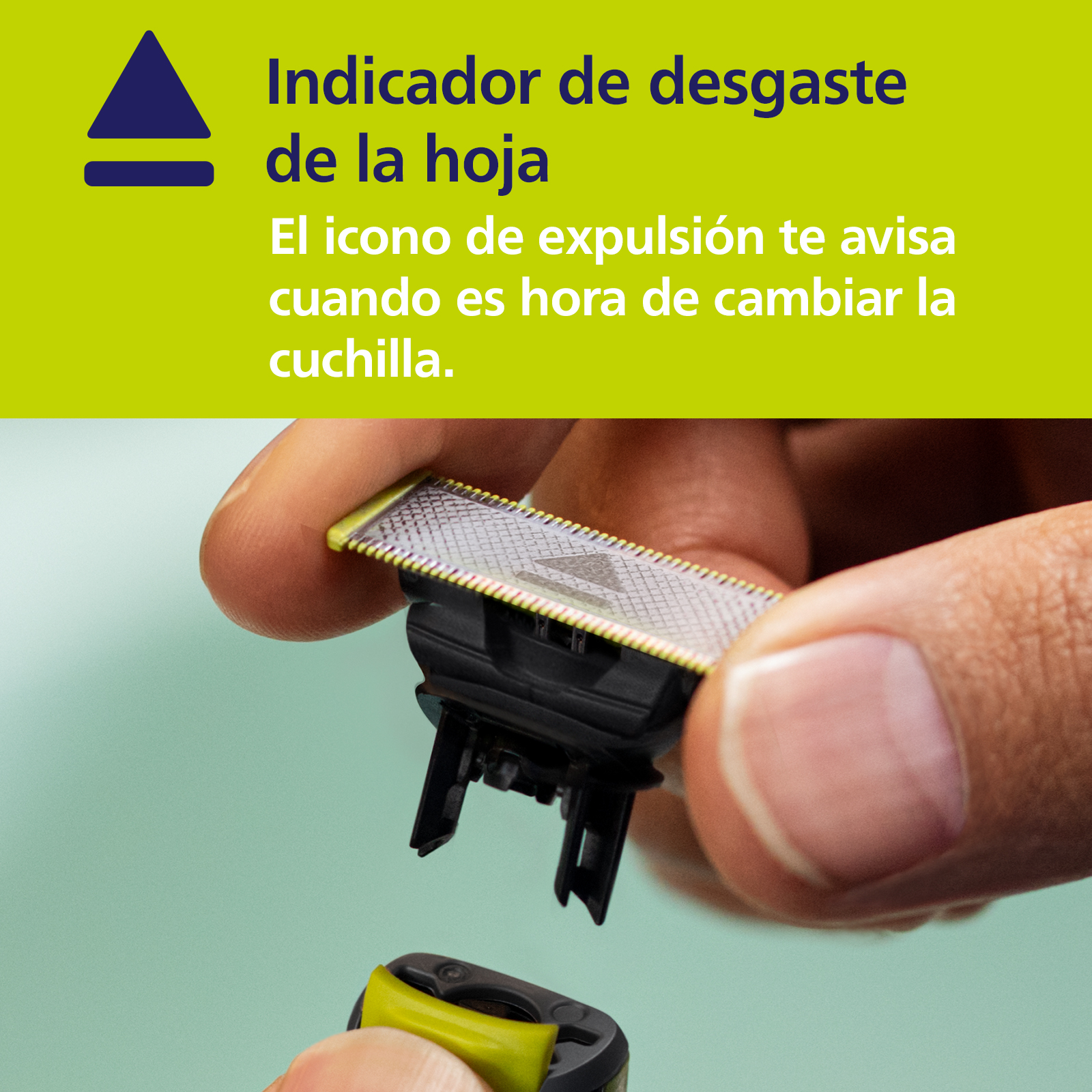 Primer plano de un cabezal de afeitadora. El texto indica cuándo cambiar la cuchilla. Mano sosteniendo la afeitadora.