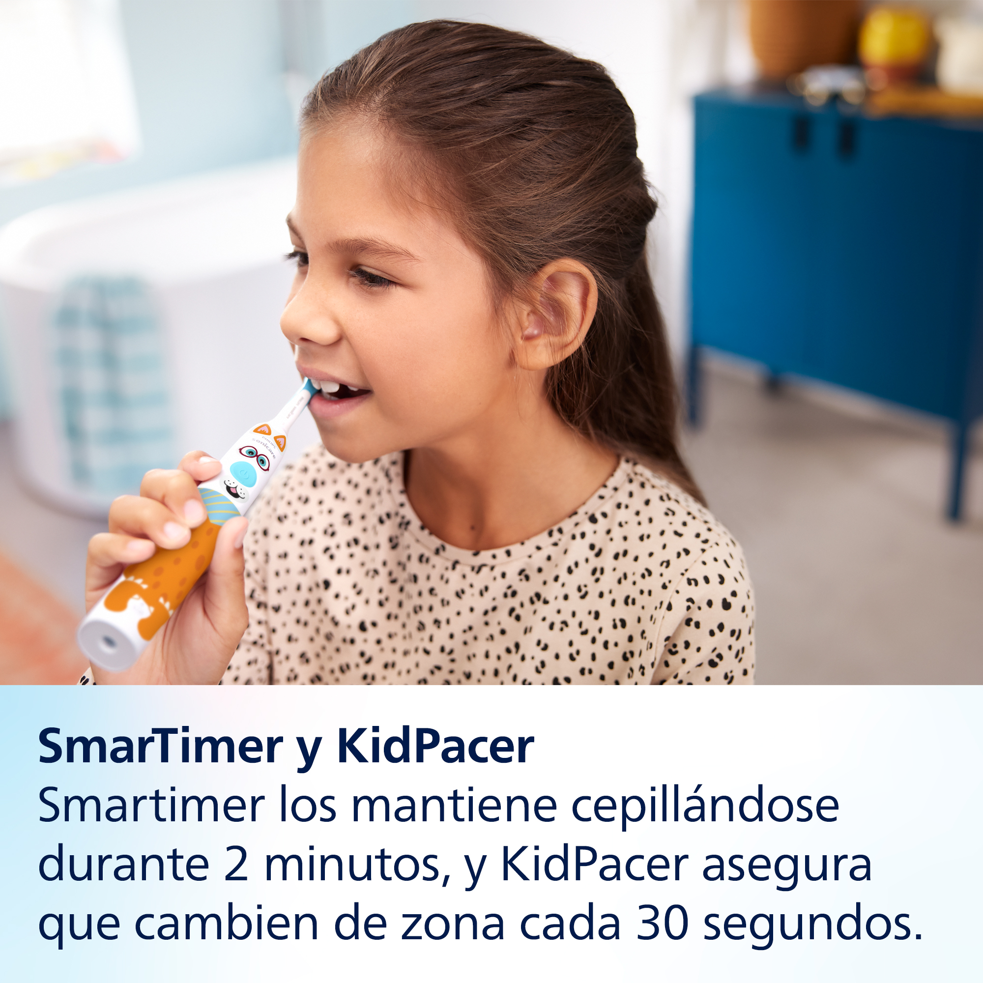Una niña cepillándose los dientes con un cepillo de dientes eléctrico.