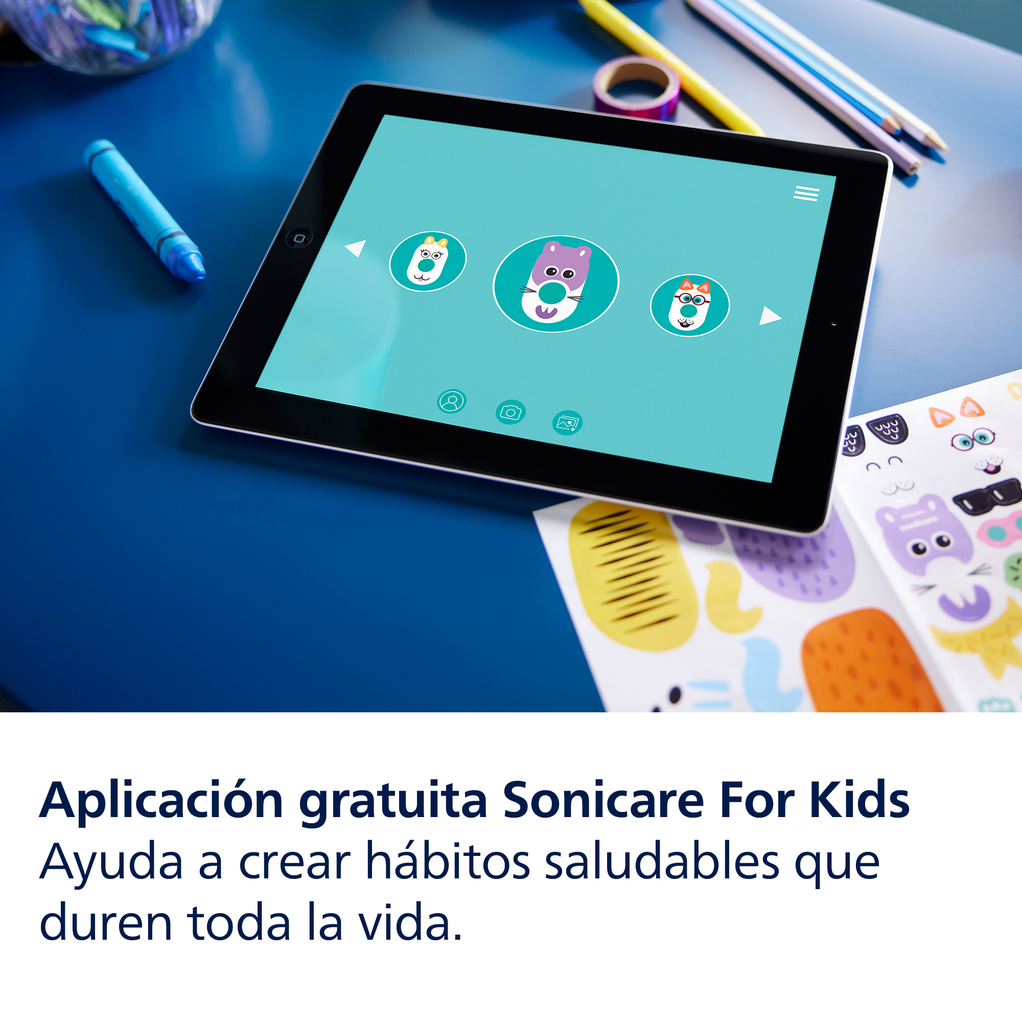 Tableta en mesa azul, mostrando app de dibujos animados.