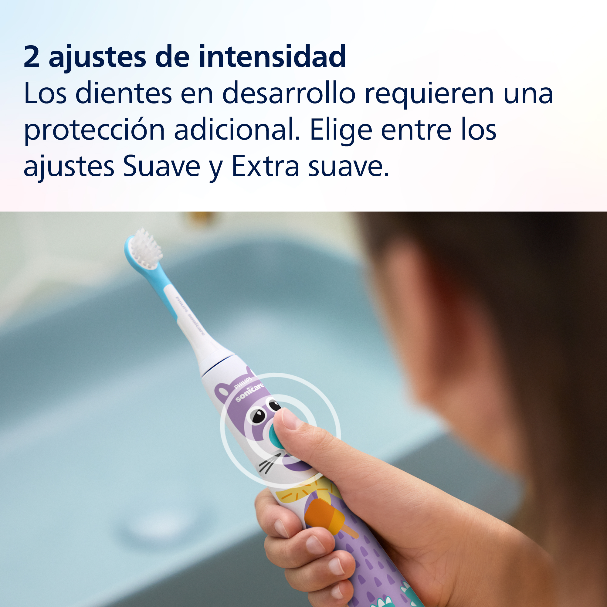 La mano de un niño sosteniendo un cepillo de dientes eléctrico. El texto indica dos ajustes de intensidad.