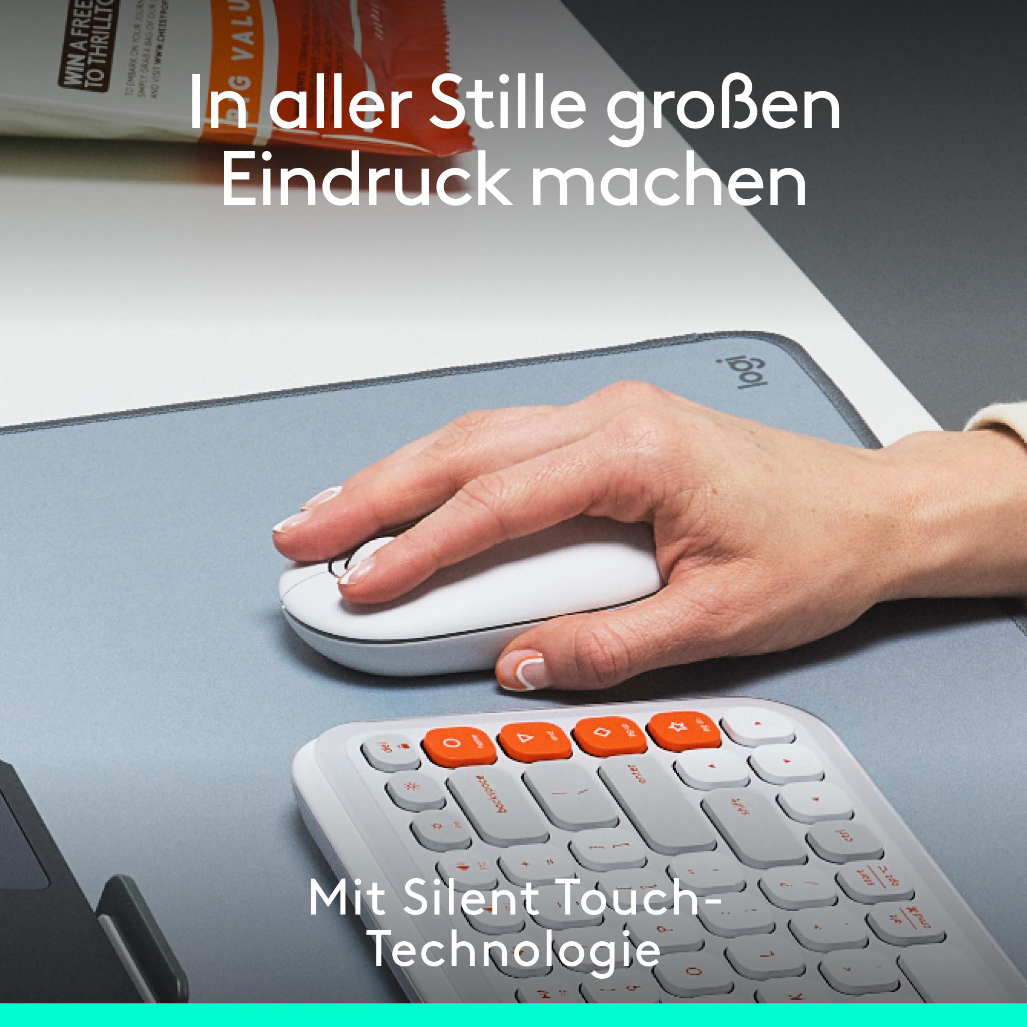 Eine Hand auf einem Mauspad, weiße Maus und eine Tastatur mit orangenen Tasten, alles auf einem weißen Schreibtisch.