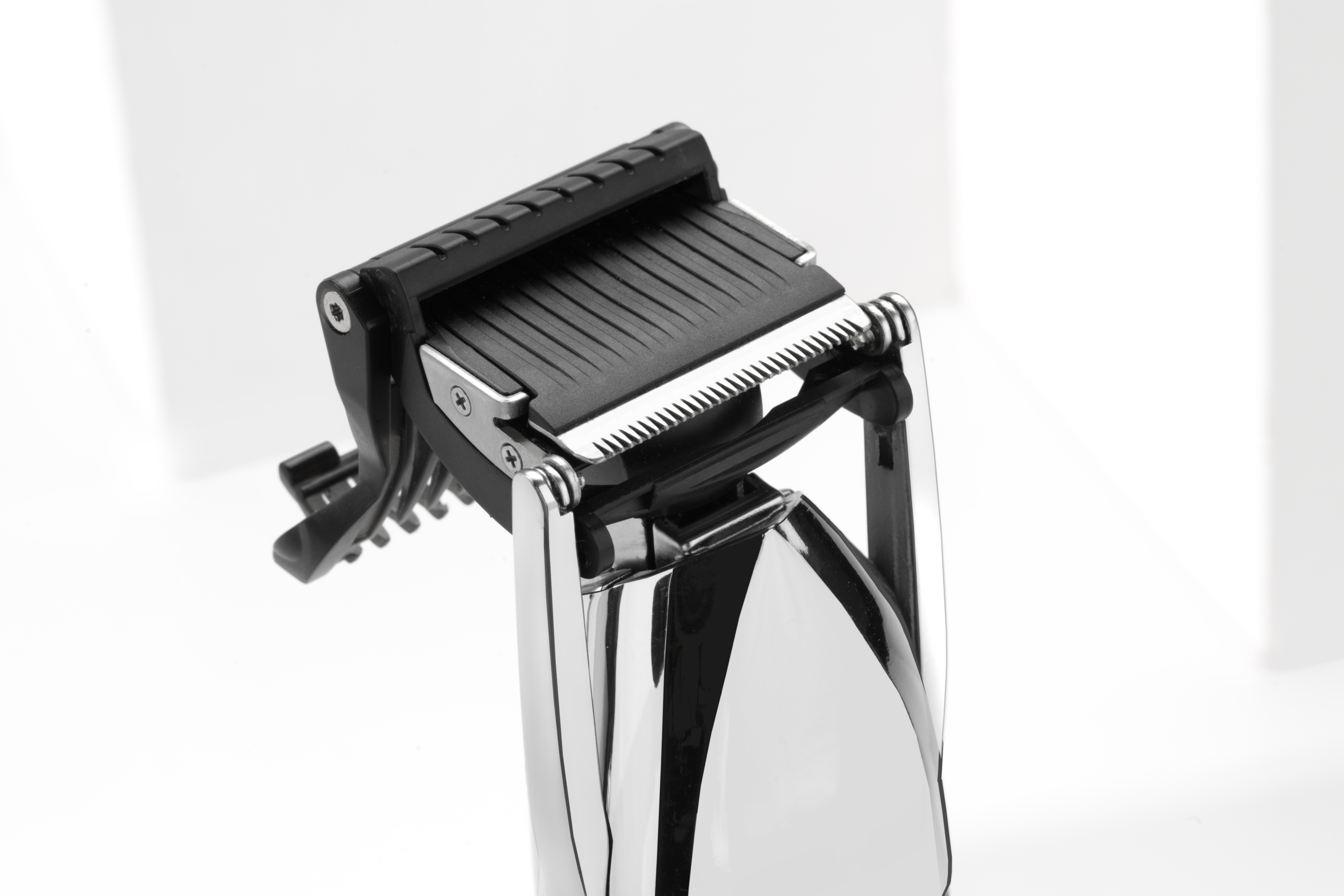 Błyszcząca metalowa i czarna golarka elektryczna.