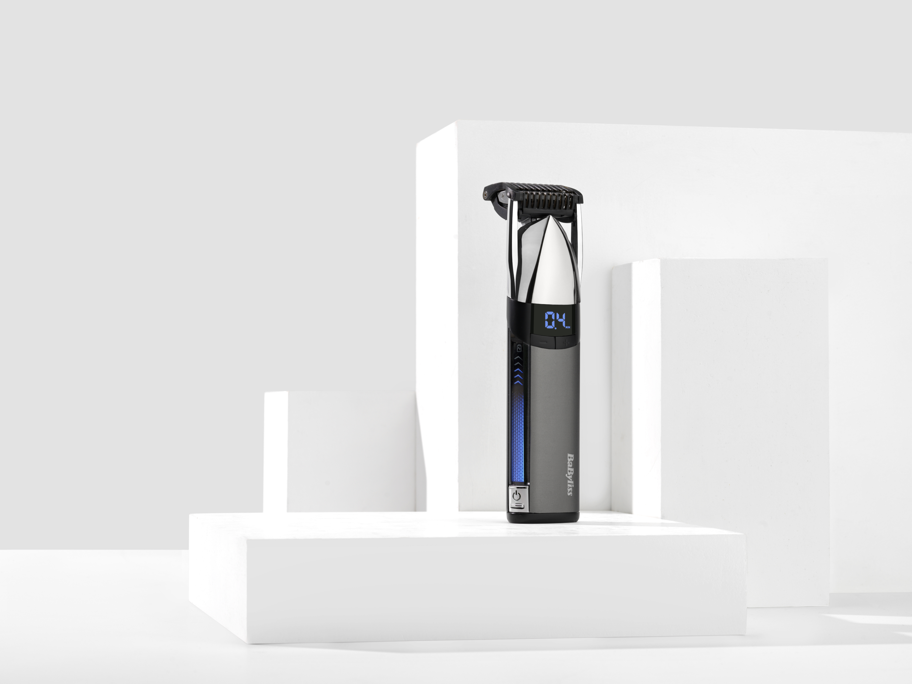 Trymer do brody Babyliss jest wyświetlany na białej powierzchni. To nowoczesny design z cyfrowym wyświetlaczem.