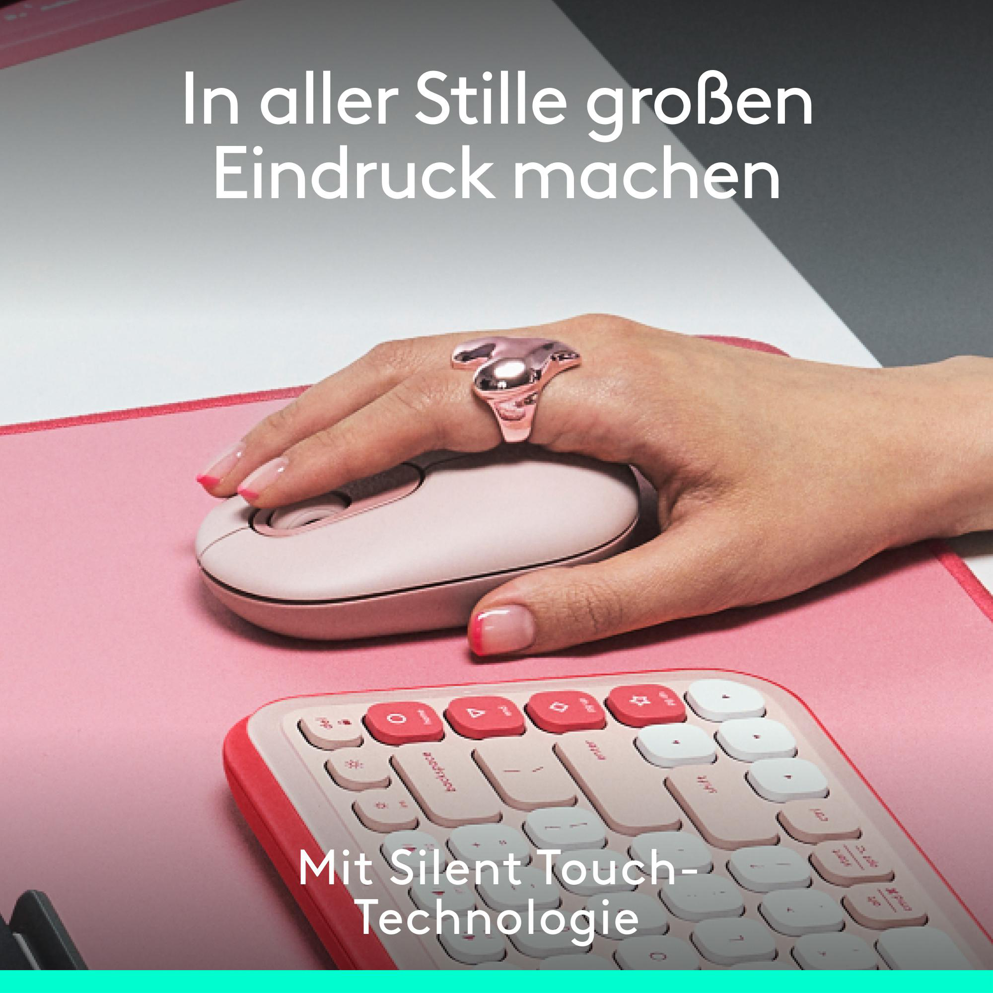Frauenhand mit Ring, Maus und Tastatur.
