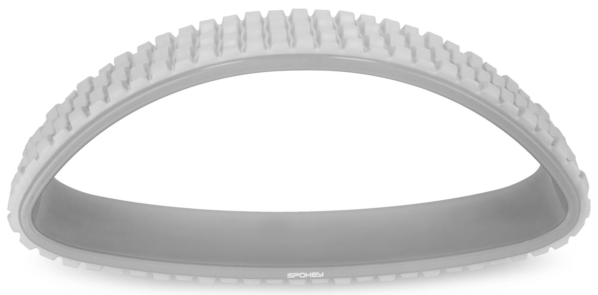 Zakrzywiony, biały plastikowy pierścień z żebrowaną krawędzią zewnętrzną i gładką krawędzią wewnętrzną.