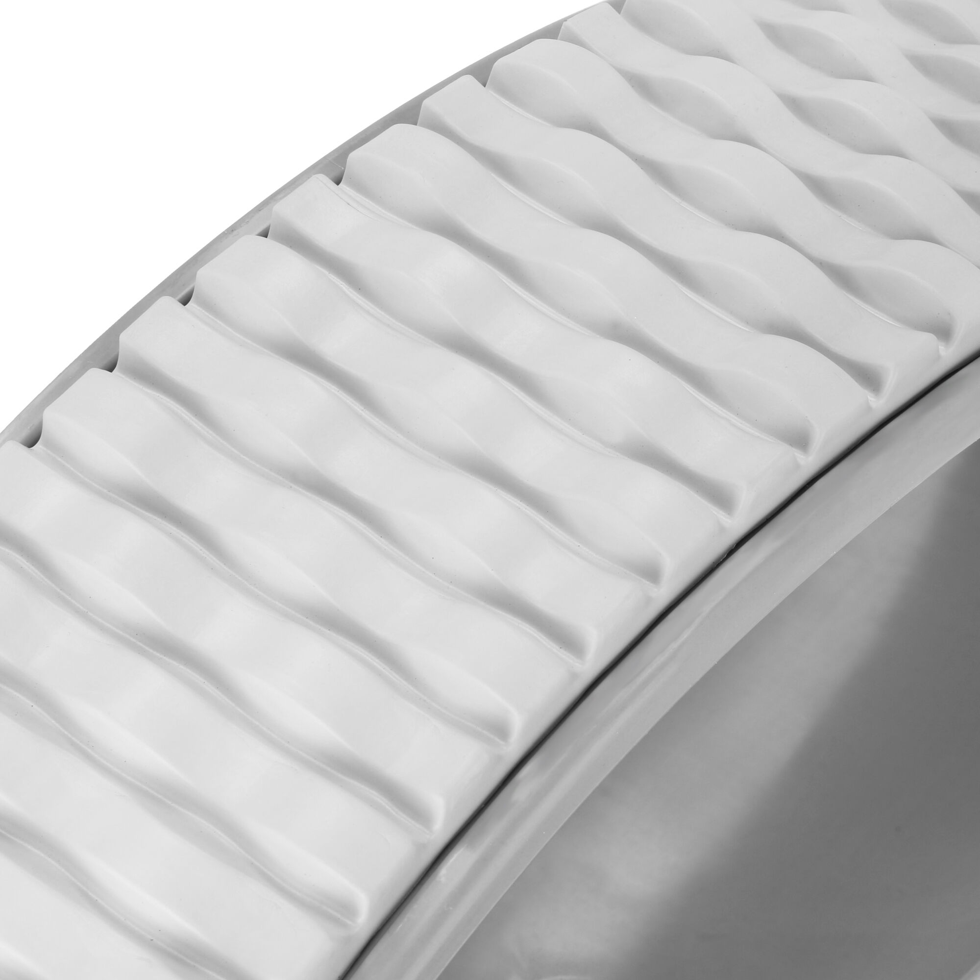 Zbliżenie falistej, białej, teksturowanej powierzchni. Szczegół.