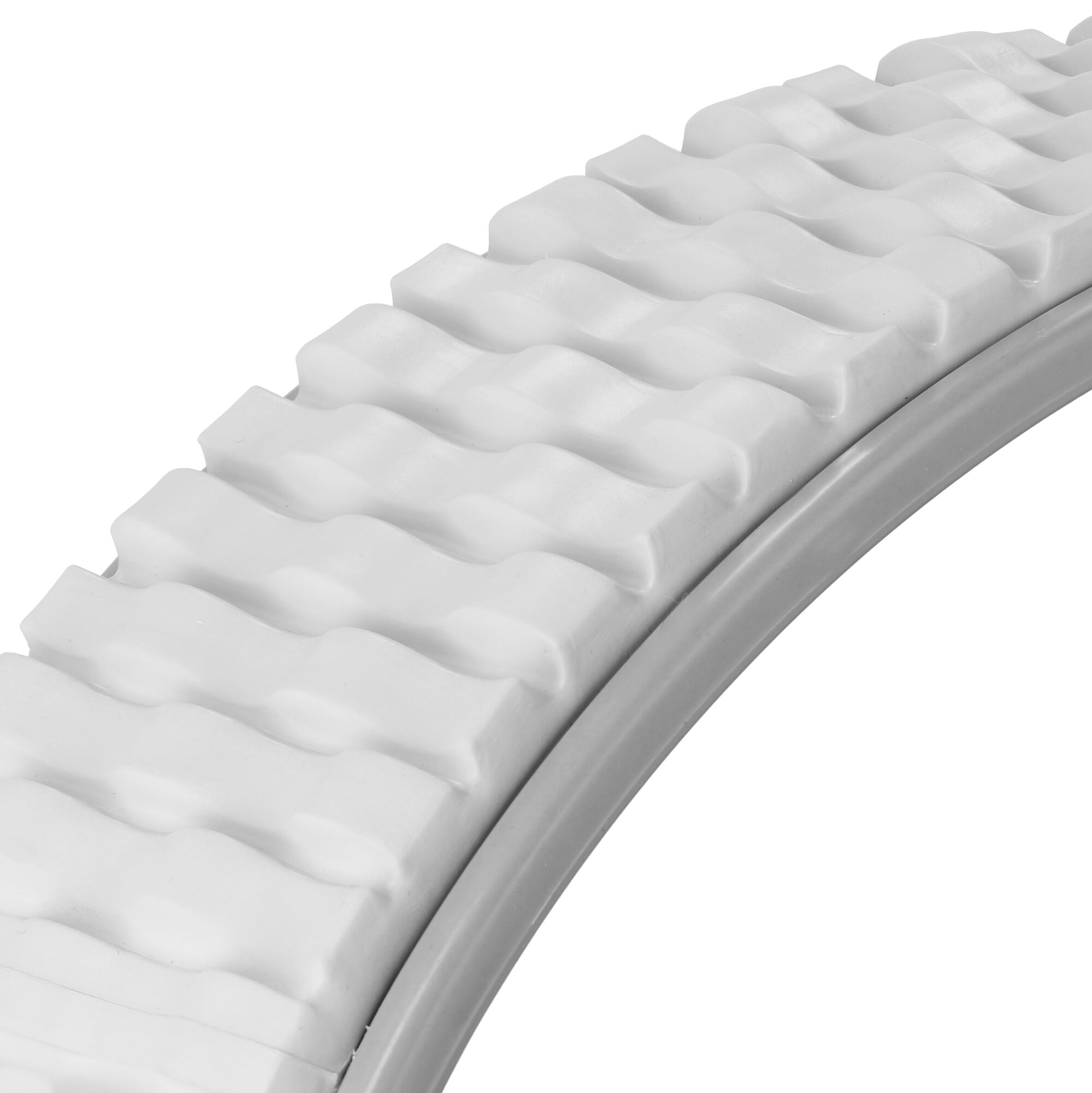 Zbliżenie białego, żebrowanego pierścienia do ćwiczeń. Pierścień jest zakrzywiony.