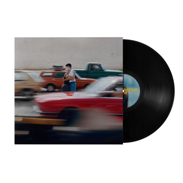 Albumcover mit umarmendem Paar, Oldtimern im Hintergrund, Schallplatte rechts.