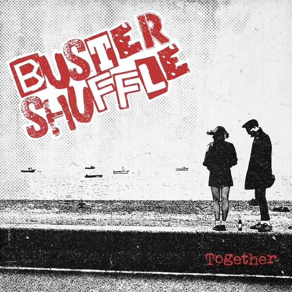 Albumcover mit einem Paar am Strand mit Booten. Der Text oben ist rot.