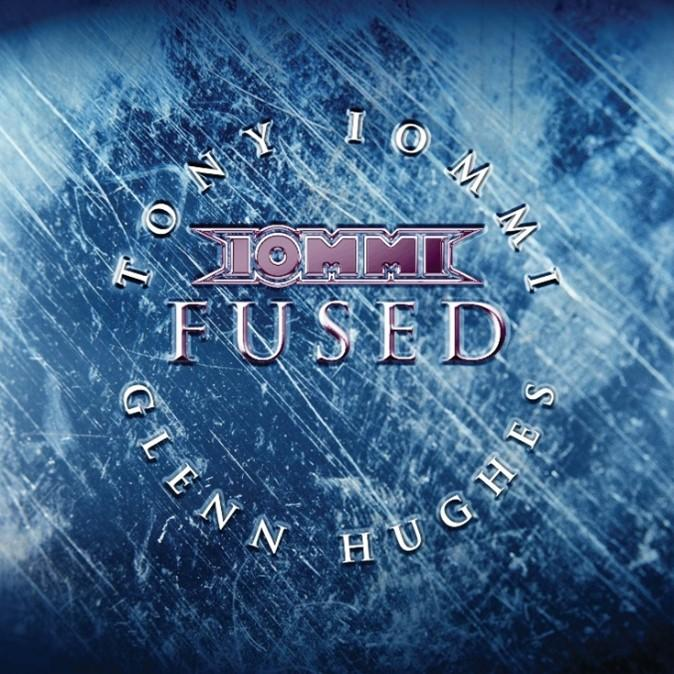 Album borító Tony Iommi-val, Glenn Hughes-szal és a 'Fused' szóval.