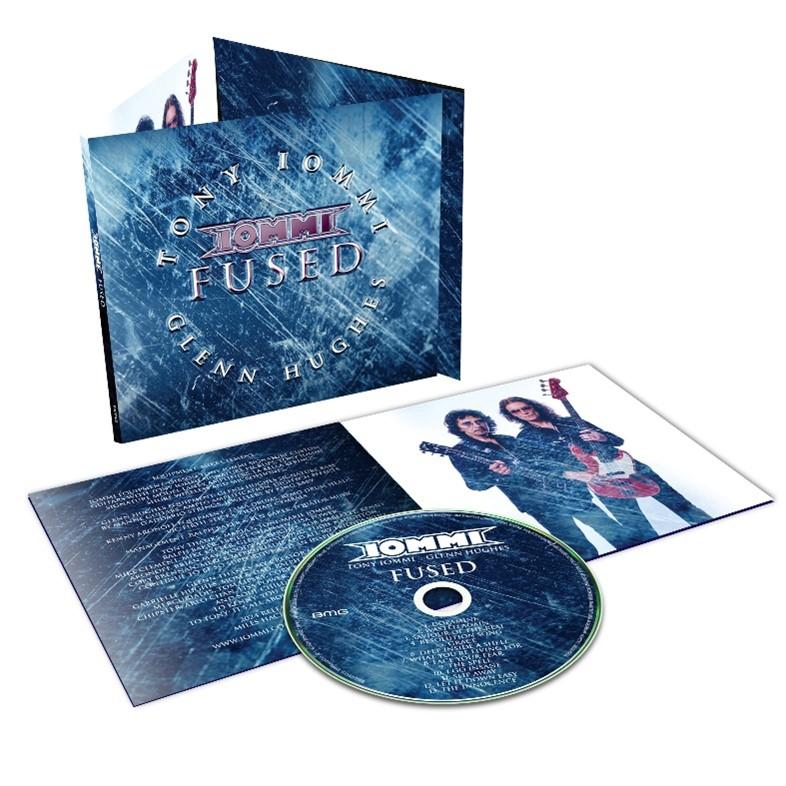 CD-album borító szöveggel és képekkel. Fehér felület.