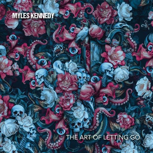 Album borító: Koponyák és virágok. Sötét virágos design. Myles Kennedy cím. Sötét háttér.