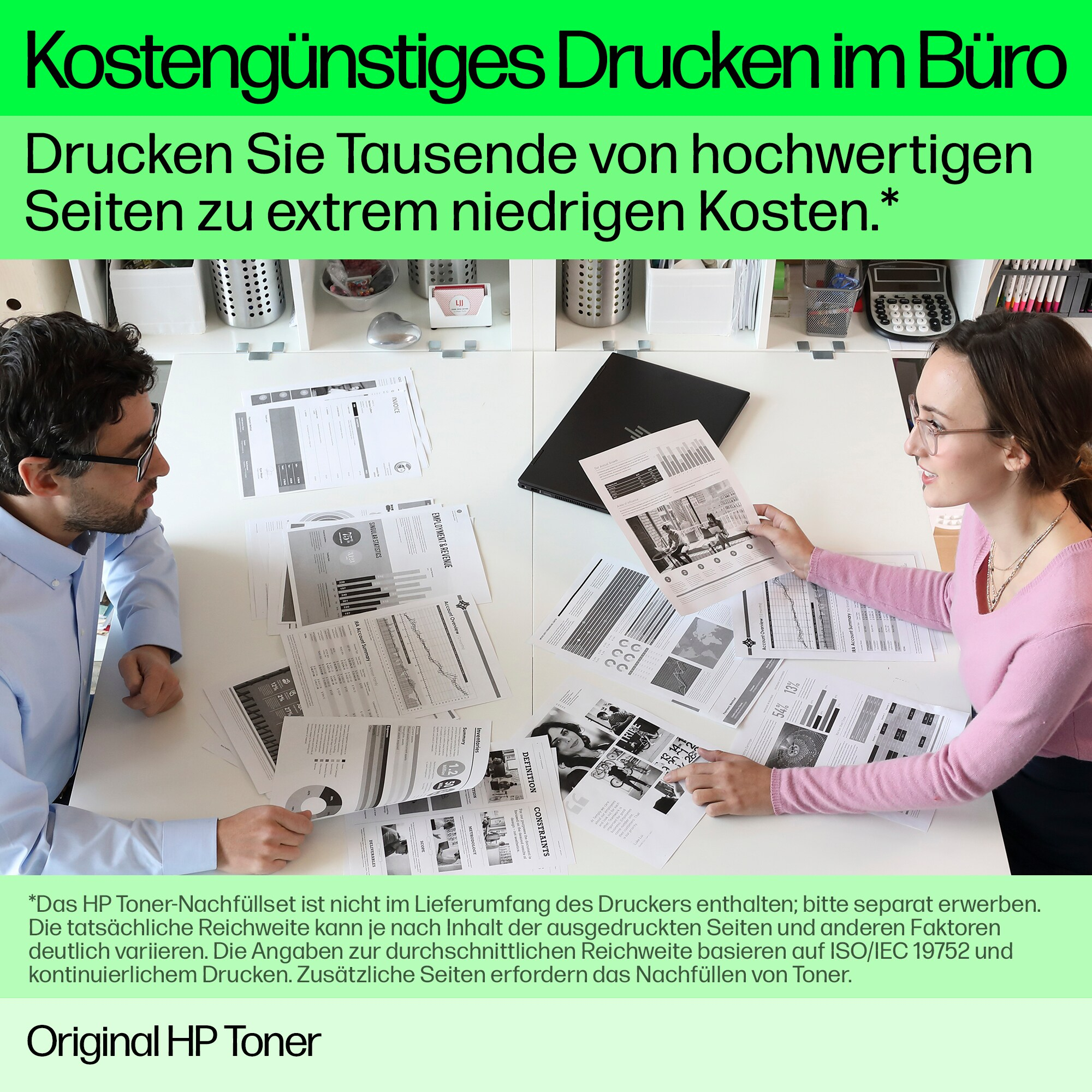 Zwei Personen an einem weißen Schreibtisch betrachten gedruckte Papiere. Text auf Deutsch: 'Kostengünstiges Drucken'.